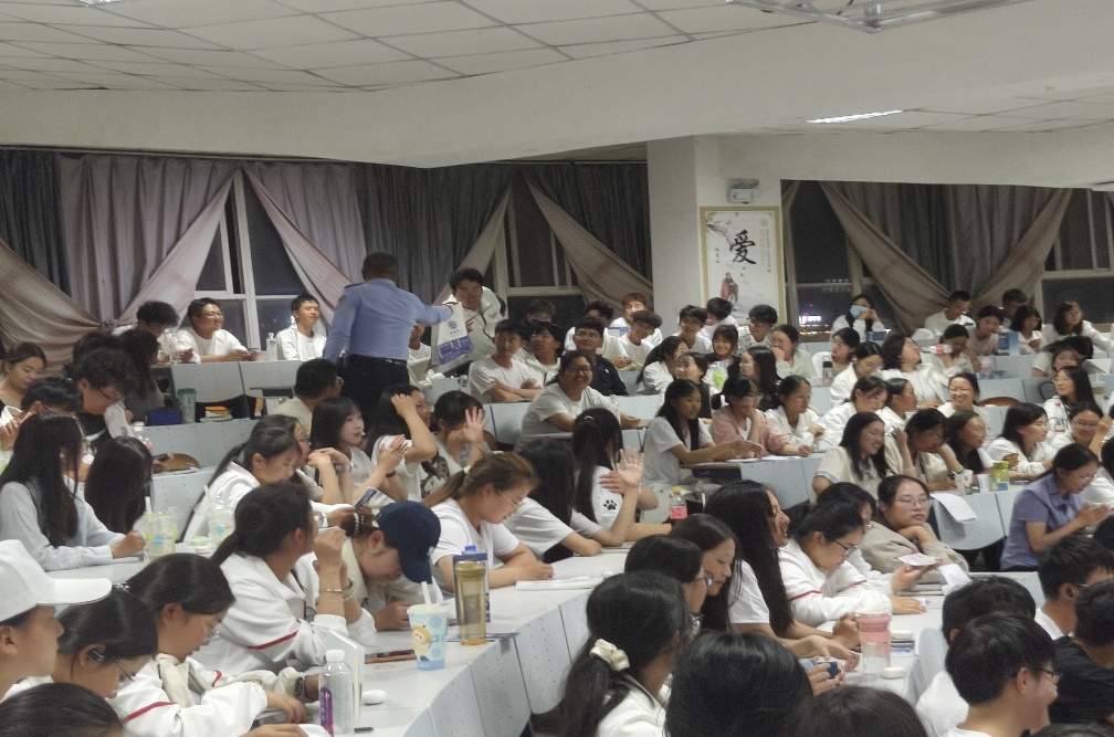 F:\2026-2027学年第一学期\学生处\新闻\5605CBAA8DFB8894CD7B6DFF60B2BC0D.jpg